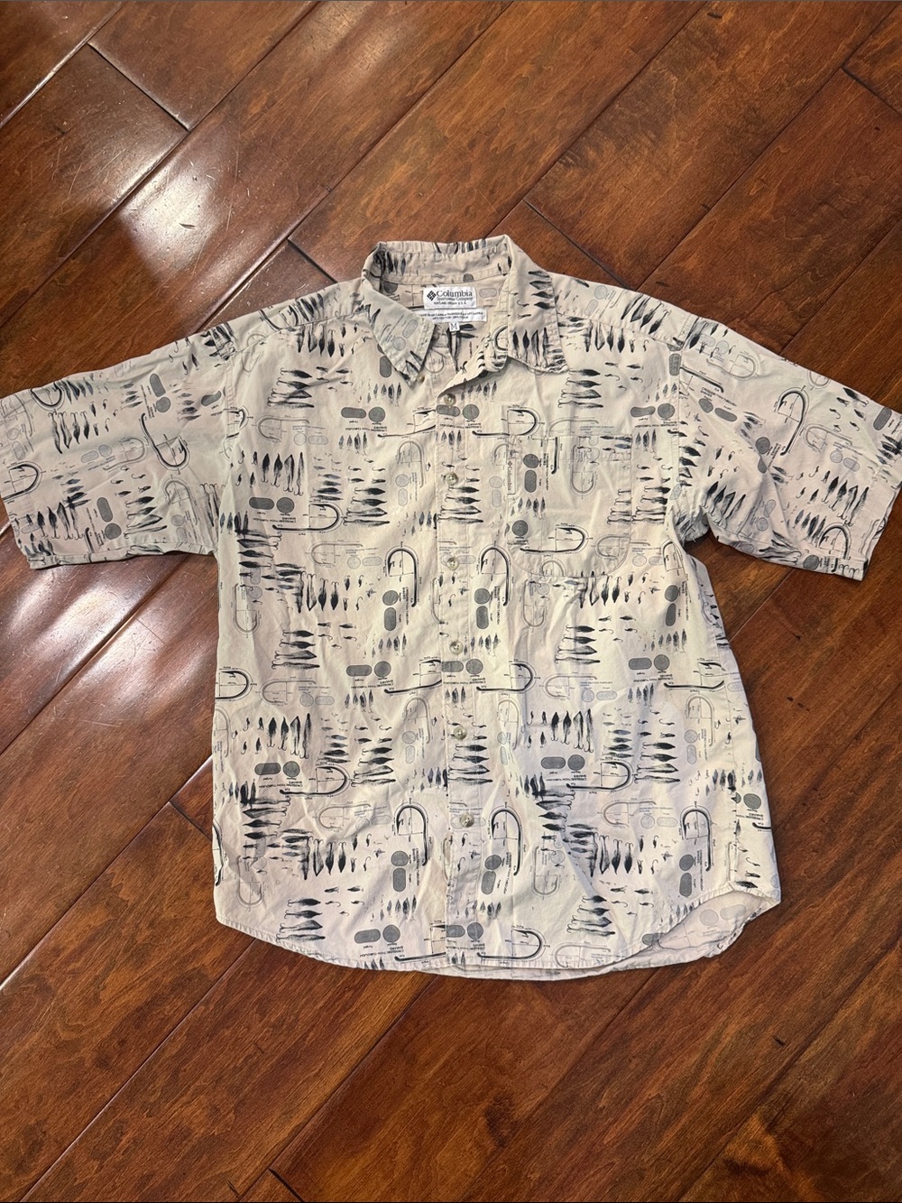 Like New!Columbia Men’s M Light Beige Fishing Patterned Short-Sleeve Men's Shirt